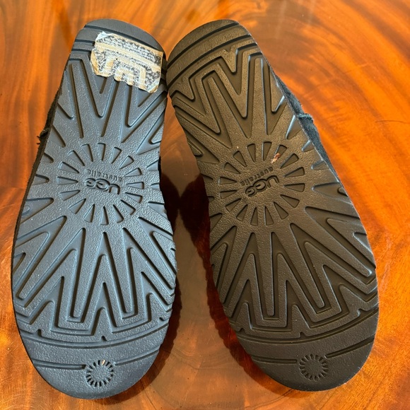 UGG CLASSIC BLACK SLIPPER - Picture 10 of 10